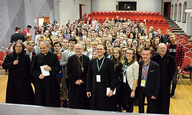 Pamiątkowe zdjęcie ojców synodalnych z uczestnikami „Synodu”.