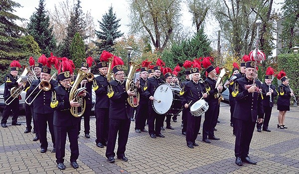 Najefektowniej wyglądają, grając podczas marszu.