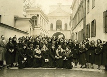 ▲	Zdjęcie ze zbiorów Henryki Kalickiej. Wycieczka klasowa do Ostrej Bramy w Wilnie (rok 1935).