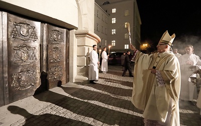 Nowe drzwi pobłogosławił  abp Wiktor Skworc. 