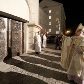 Nowe drzwi pobłogosławił  abp Wiktor Skworc. 