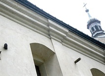 Pociski z I wojny światowej tkwiące w murach kościoła w Oleśnie.