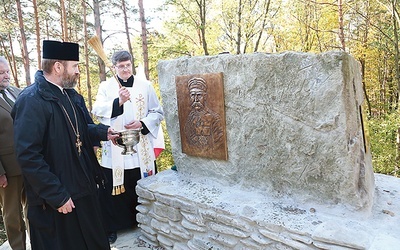 Poświęcenie głazu na szczycie kopca w Śnietnicy.