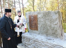 Poświęcenie głazu na szczycie kopca w Śnietnicy.