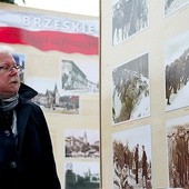 Jerzy Wyczesany jest autorem wystawy prezentowanej na brzeskim rynku.