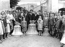 Zdjęcie wykonane przez Ludwika Bujaka. Mieszkańcy parafii Gręboszów z dzwonami z luf armatnich od Piłsudskiego. 