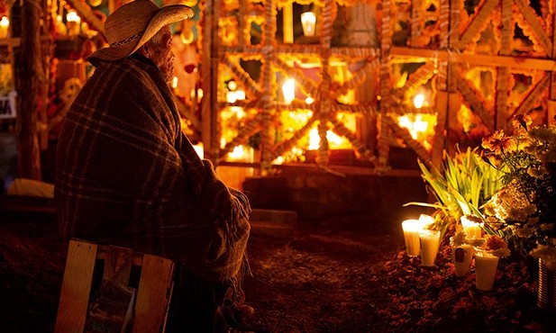 ▲	W pierwszych dniach listopada z daleka widać cmentarz Santa Maria Atzompa w meksykańskim Oaxaca. Unosi się nad nim łuna światła.
1.11.2018 Meksyk
