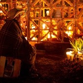▲	W pierwszych dniach listopada z daleka widać cmentarz Santa Maria Atzompa w meksykańskim Oaxaca. Unosi się nad nim łuna światła.
1.11.2018 Meksyk