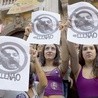 Jair Bolsonaro wzbudza silne emocje. Napis na trzymanych przez kobiety kartkach znaczy: „Nie jego”.