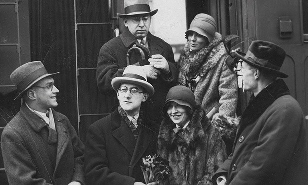 Od lewej: Jarosław Iwaszkiewicz, Jan Lechoń i Antoni Słonimski. Pierwszy z prawej: Kazimierz Wierzyński.