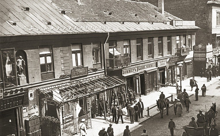 Ulica Miodowa w Warszawie po wybuchu bomby 19 maja 1905 r.