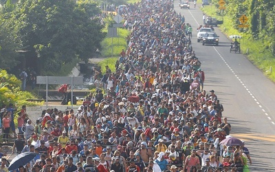 Tłum migrantów przechodzących przez Ciudad Hidalgo w Meksyku, 21.10.2018.