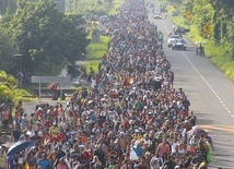 Tłum migrantów przechodzących przez Ciudad Hidalgo w Meksyku, 21.10.2018.