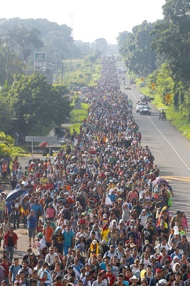 Tłum migrantów przechodzących przez Ciudad Hidalgo w Meksyku, 21.10.2018.