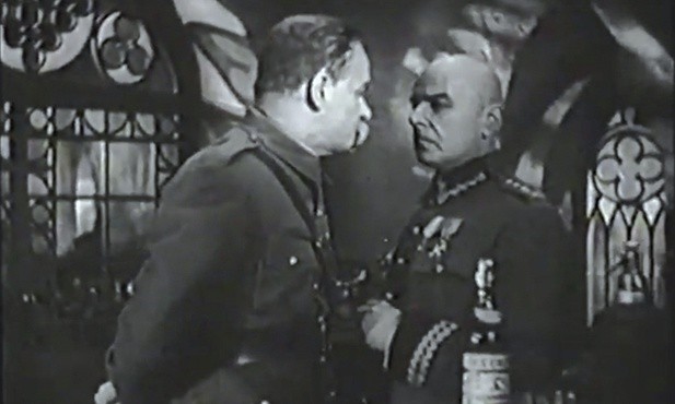 W kuriozalnej „Pierwszej Konnej” Piłsudski (w tej roli Jewgienij Kałużski) rozkazuje Rydzowi dokonać zamachu  na Stalina.