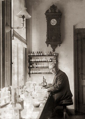 Martinus Beijerinck  w swoim laboratorium  w 1921 r. ►Mikroskopowy obraz największego wirusa na świecie.