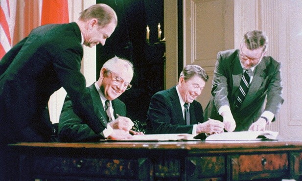 Michaił Gorbaczow i Ronald Reagan podpisali układ rozbrojeniowy 8.12.1987 r.