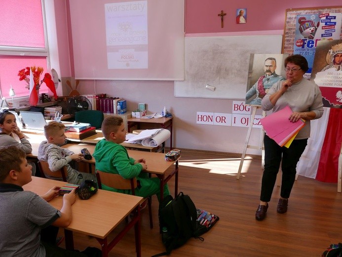 Pani Anna opowiadała dzieciom o tworzeniu drzewa genealogicznego.