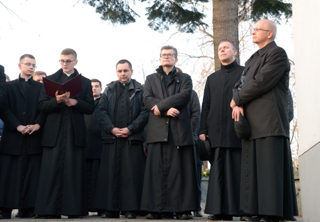 Modlitwa przy grobach radomskich biskupów