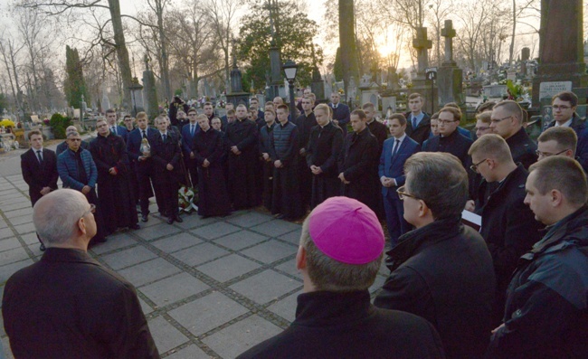 Modlitwa przy grobach radomskich biskupów