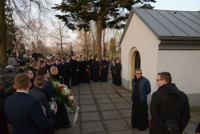 Modlitwa przy grobach radomskich biskupów