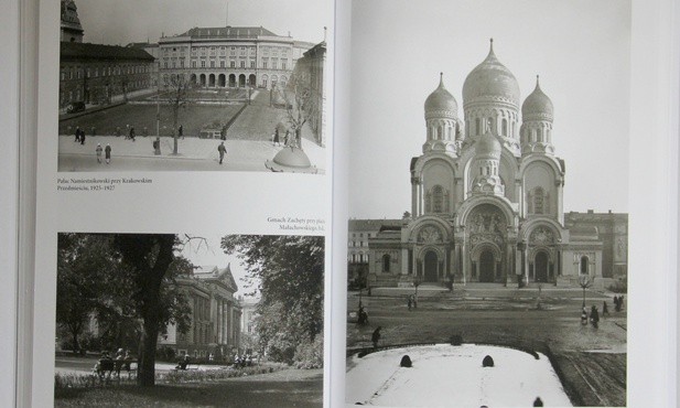 W albumie zamieszczono kilka ujęć dawnego pl. Saskiego i stojących na nim pałacu i soboru św. Aleksandra 