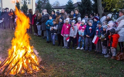 Zgromadzeni wokół ognia