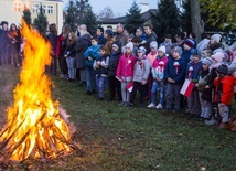 Zgromadzeni wokół ognia