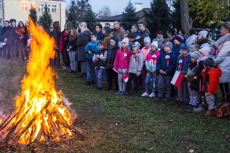 Zgromadzeni wokół ognia