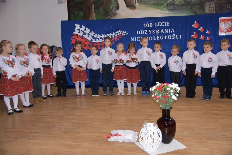 Szkoły o 11.11 zaśpiewały hymn Polski