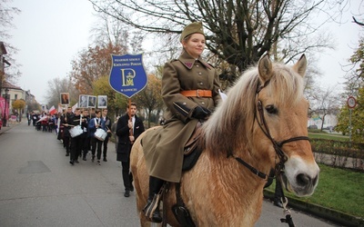 Koń na czele pochodu wzbudzał sensację u obserwatorów