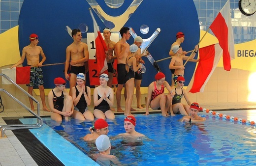 Uczniowie szkół ZCBM z Niepodległą na basenie