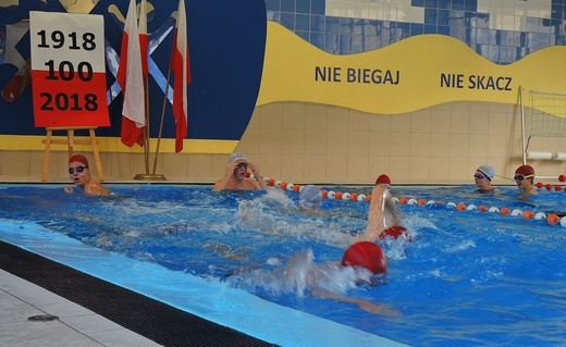 Uczniowie szkół ZCBM z Niepodległą na basenie