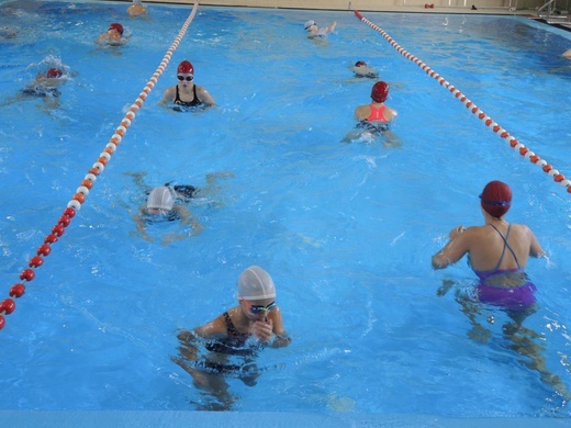 Uczniowie szkół ZCBM z Niepodległą na basenie