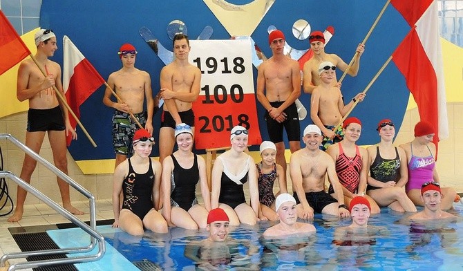 Ekipa pływacka ZCBM po swojej pływackiej akcji na cześć Niepodległej