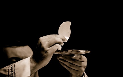Eucharystia jest tajemnicą paschalną, która zdolna jest wpływać pozytywnie nie tylko na pojedynczych ochrzczonych
