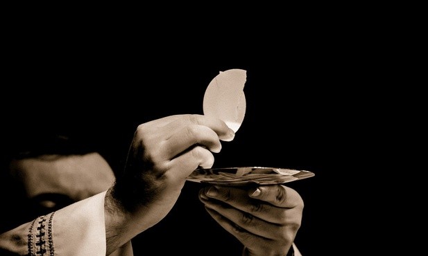 Eucharystia jest tajemnicą paschalną, która zdolna jest wpływać pozytywnie nie tylko na pojedynczych ochrzczonych