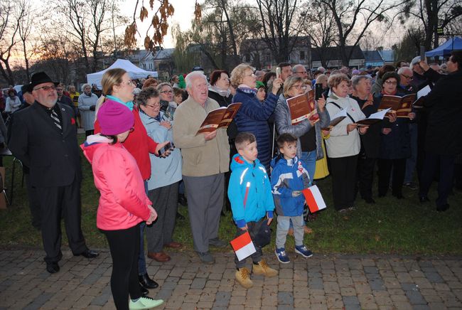 Patriotyczne śpiewanie w Stalowej Woli