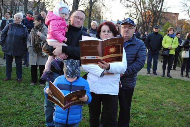 Patriotyczne śpiewanie w Stalowej Woli