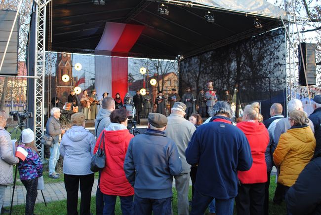 Patriotyczne śpiewanie w Stalowej Woli