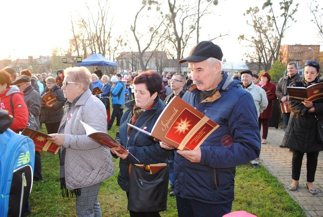 Patriotyczne śpiewanie w Stalowej Woli