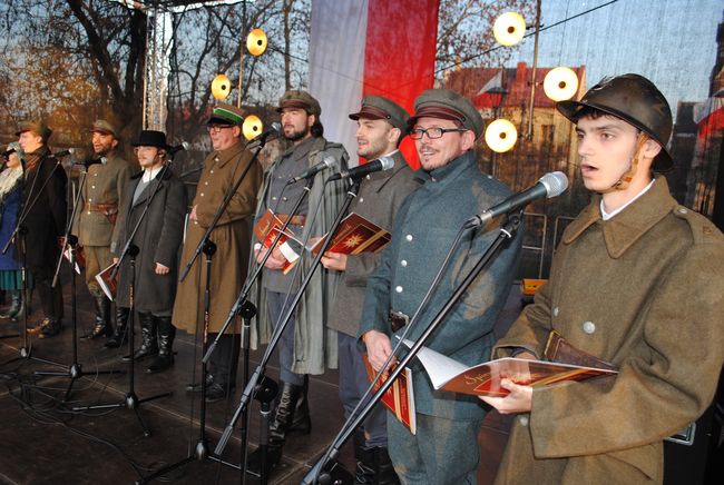 Patriotyczne śpiewanie w Stalowej Woli