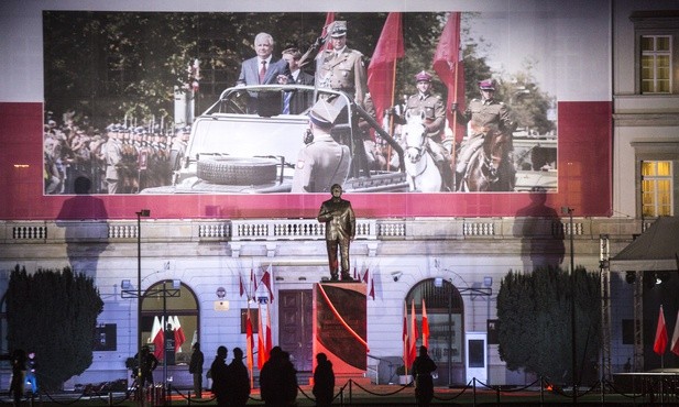 Prezydent z ręką na sercu