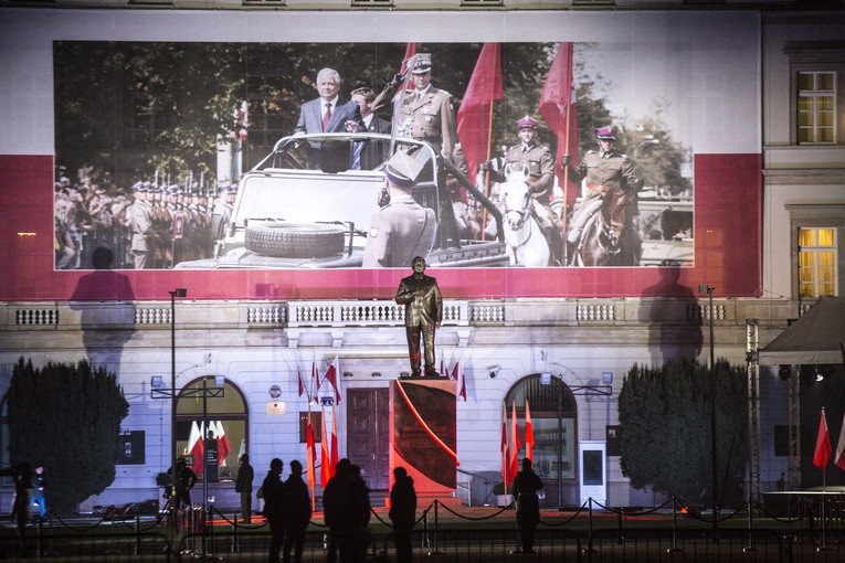 Prezydent z ręką na sercu