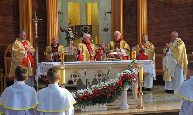 Msza św. za Ojczyznę i pisarzowickich bohaterów pod przewodnictwem ks. dziekana Stanisława Morawy