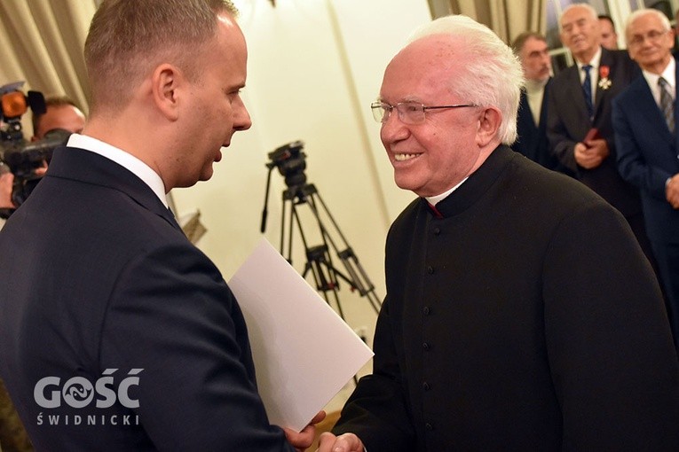 Ks. Kazimierz Jandziszak odbierający odznaczenie w Urzędzie Wojewódzkim