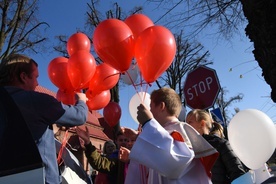 Dzieci otrzymują białe i czerwone balony