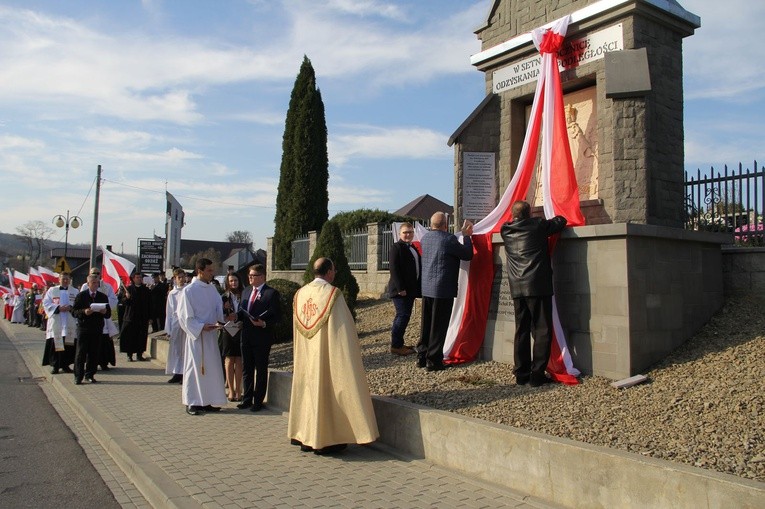 Odsłonięcie pomnika Niepodległości w Jodłowej