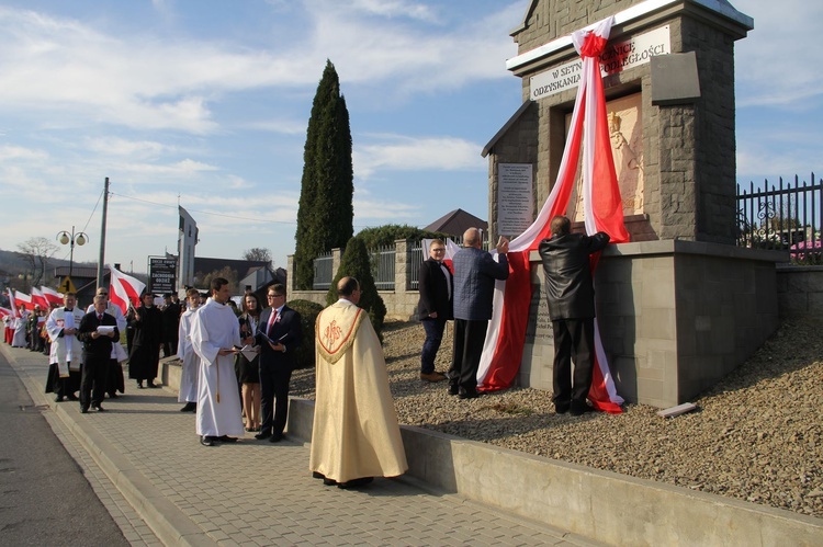 Odsłonięcie pomnika Niepodległości w Jodłowej