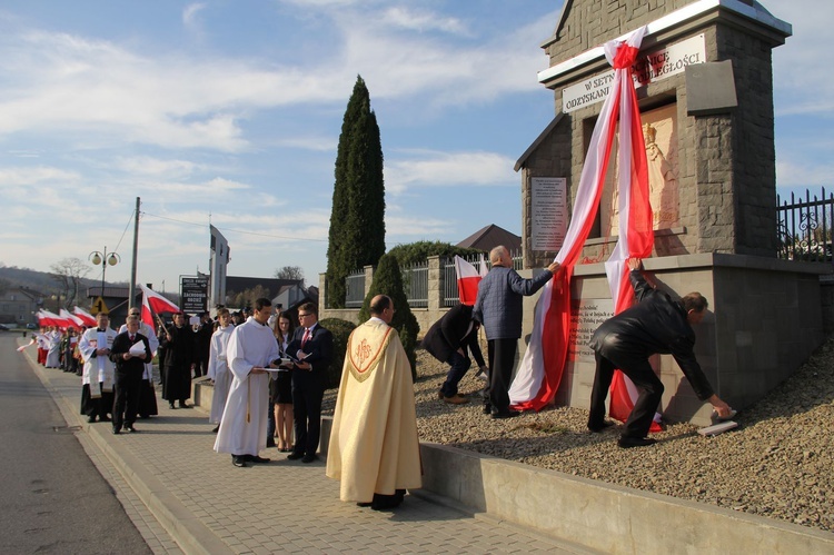 Odsłonięcie pomnika Niepodległości w Jodłowej